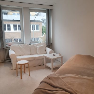 Einladende Liege in hellem Praxisraum für Sexological Bodywork . Komm an. Du bist willkommen!