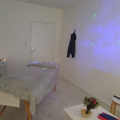 Einladender Raum für Körperarbeit in Altona – warm, bunt und zum Wohlfühlen